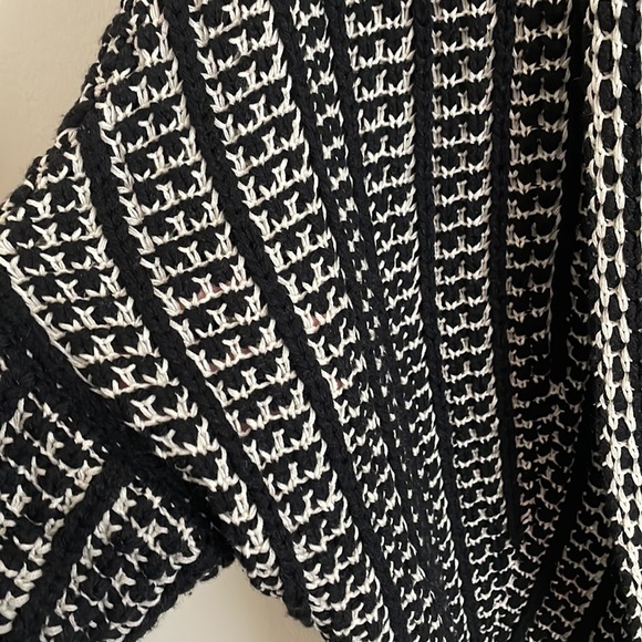 Moth cocoon cardigan black and white size medium - Picture 5 of 6